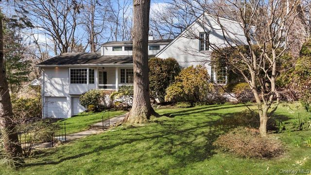 2 Hickory Hill, Roslyn Estates, NY 11576