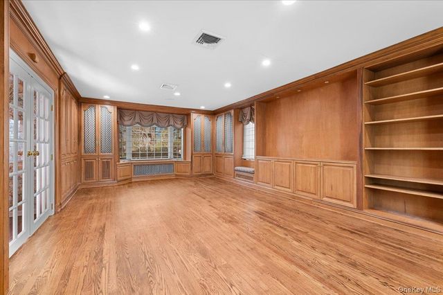 2 Hickory Hill, Roslyn Estates, NY 11576