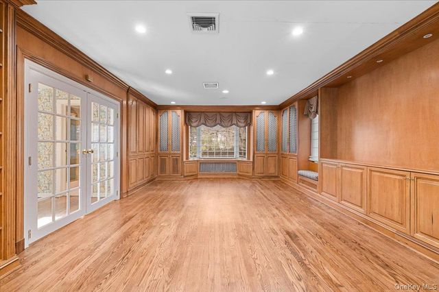 2 Hickory Hill, Roslyn Estates, NY 11576