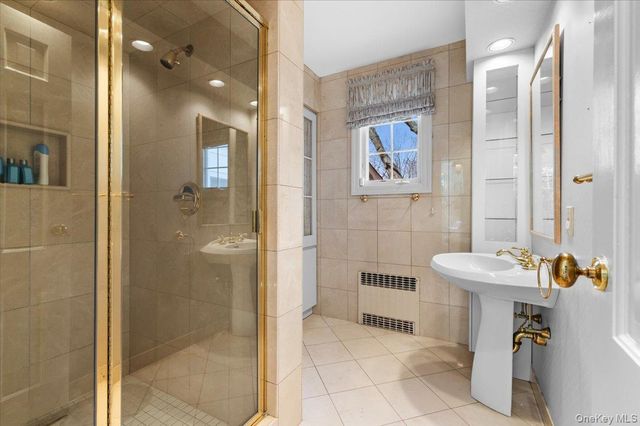 2 Hickory Hill, Roslyn Estates, NY 11576