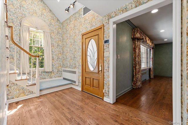 2 Hickory Hill, Roslyn Estates, NY 11576