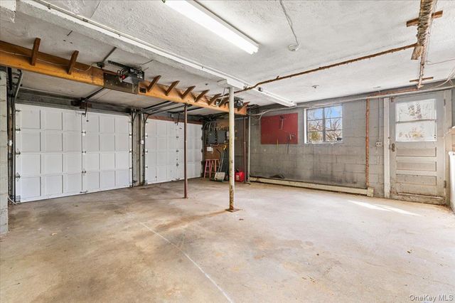 2 Hickory Hill, Roslyn Estates, NY 11576