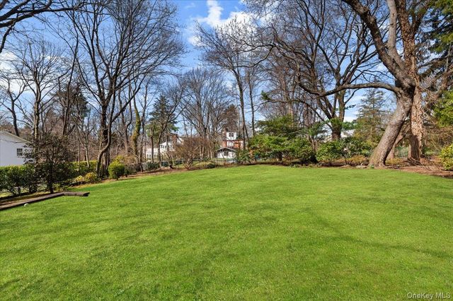 2 Hickory Hill, Roslyn Estates, NY 11576