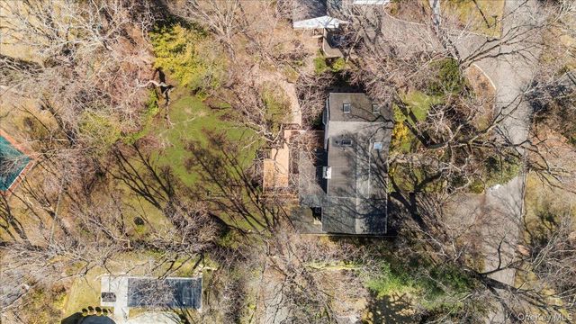 2 Hickory Hill, Roslyn Estates, NY 11576