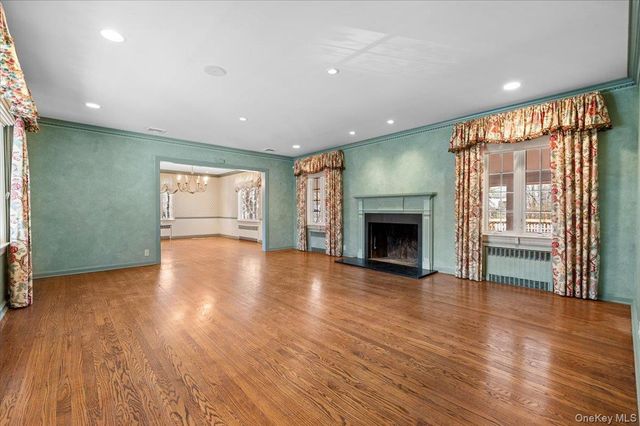 2 Hickory Hill, Roslyn Estates, NY 11576