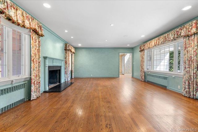 2 Hickory Hill, Roslyn Estates, NY 11576