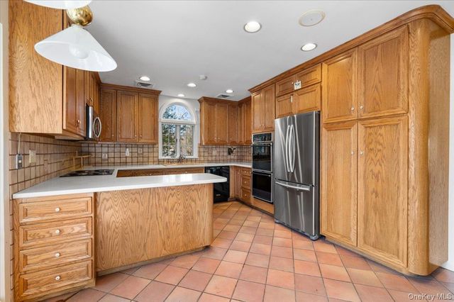 2 Hickory Hill, Roslyn Estates, NY 11576