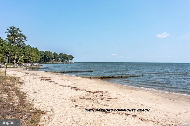 277 EMERALD COVE RD, Reedville, VA 22539