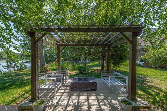 277 EMERALD COVE RD, Reedville, VA 22539
