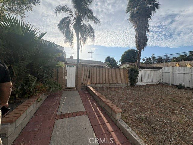 8233 Fallbrook, Los Angeles, CA 91304