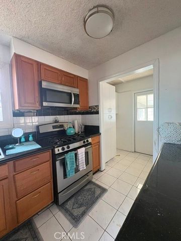 8233 Fallbrook, Los Angeles, CA 91304