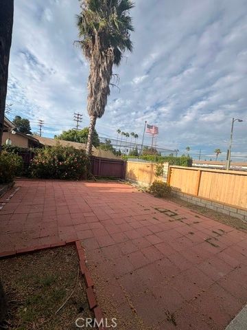8233 Fallbrook, Los Angeles, CA 91304