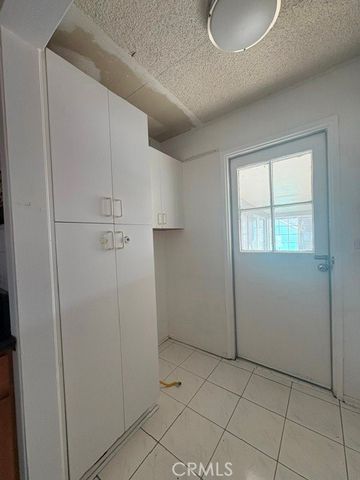 8233 Fallbrook, Los Angeles, CA 91304