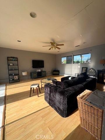 8233 Fallbrook, Los Angeles, CA 91304