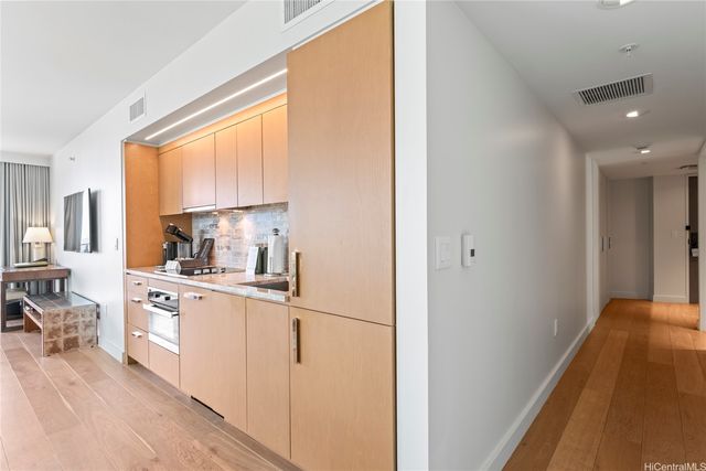 383 Kalaimoku Street 1916, Honolulu, HI 96815