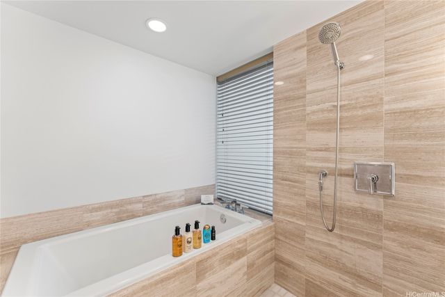 383 Kalaimoku Street 1916, Honolulu, HI 96815