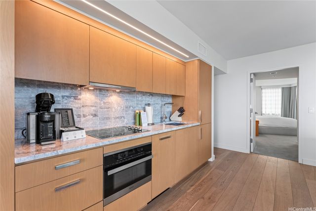 383 Kalaimoku Street 1916, Honolulu, HI 96815