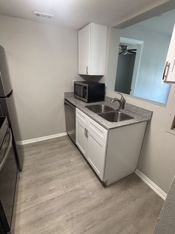 7431 Holly Hill Drive 202, Dallas, TX 75231