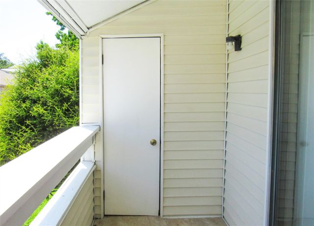 7431 Holly Hill Drive 202, Dallas, TX 75231