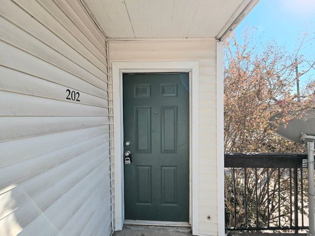 7431 Holly Hill Drive 202, Dallas, TX 75231