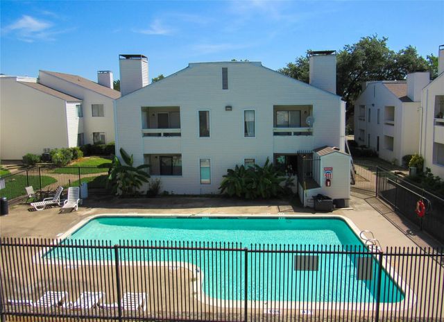 7431 Holly Hill Drive 202, Dallas, TX 75231