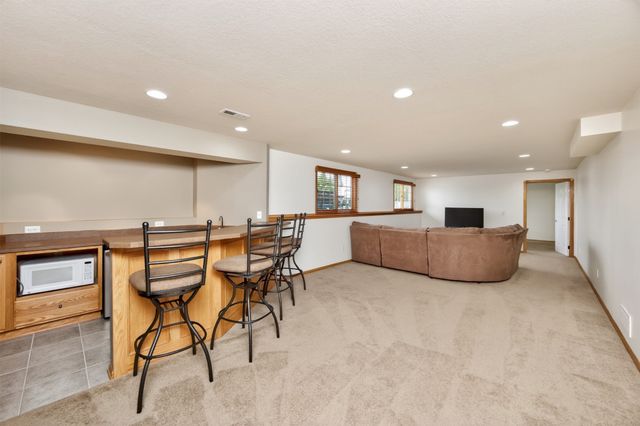 5764 NW 3rd Court, Des Moines, IA 50313