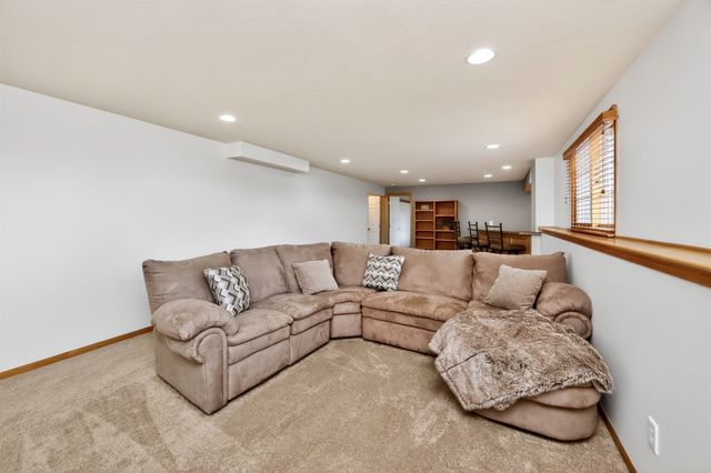 5764 NW 3rd Court, Des Moines, IA 50313