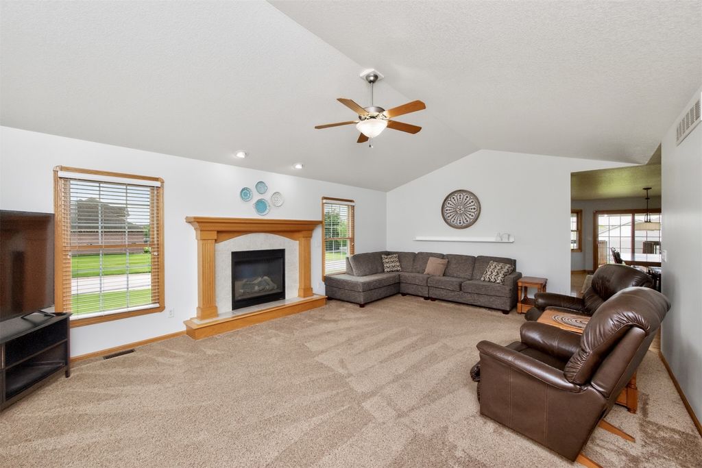 5764 NW 3rd Court, Des Moines, IA 50313