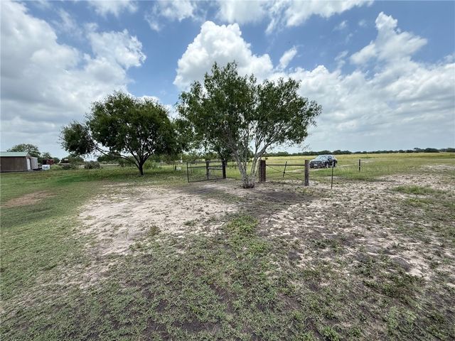 137 County Road 302, George West, TX 78022