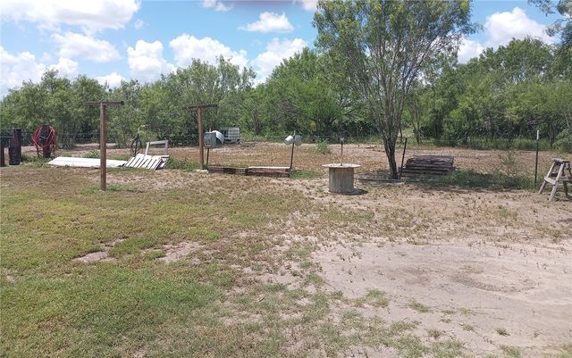 137 County Road 302, George West, TX 78022