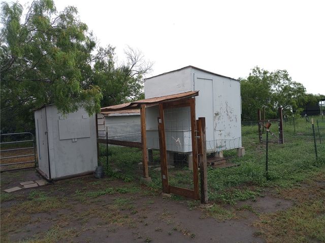 137 County Road 302, George West, TX 78022
