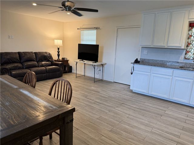 137 County Road 302, George West, TX 78022