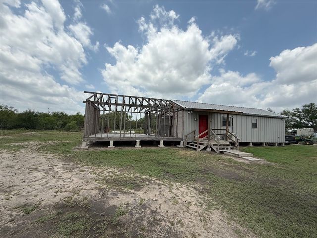 137 County Road 302, George West, TX 78022