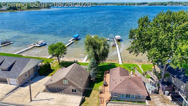 454 E Shore Drive, Whitmore Lake, MI 48189