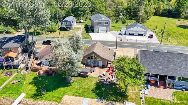454 E Shore Drive, Whitmore Lake, MI 48189