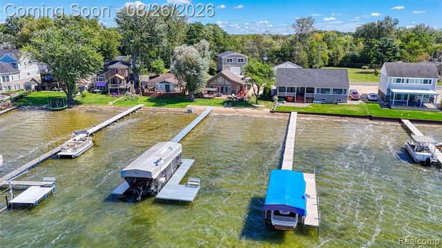 454 E Shore Drive, Whitmore Lake, MI 48189