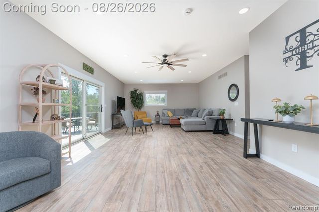 454 E Shore Drive, Whitmore Lake, MI 48189