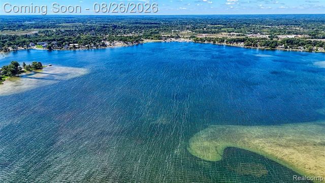 454 E Shore Drive, Whitmore Lake, MI 48189