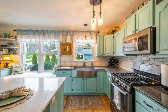 208 W Rockwell Street, Fenton, MI 48430