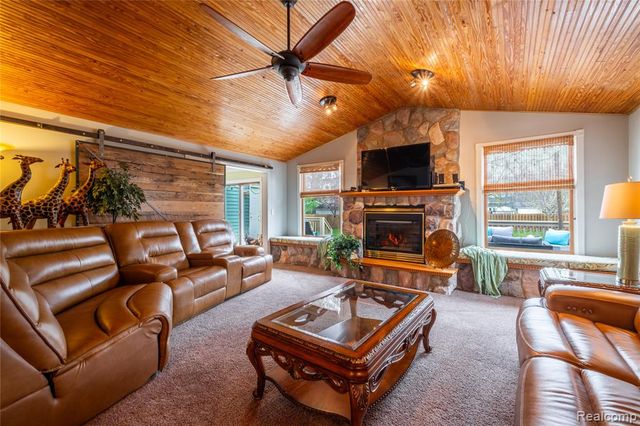208 W Rockwell Street, Fenton, MI 48430
