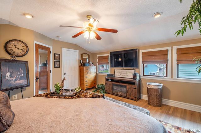 208 W Rockwell Street, Fenton, MI 48430