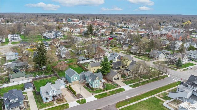 208 W Rockwell Street, Fenton, MI 48430