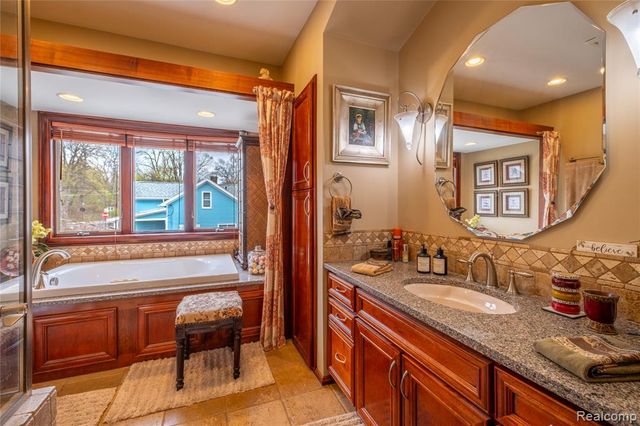 208 W Rockwell Street, Fenton, MI 48430