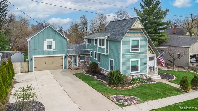 208 W Rockwell Street, Fenton, MI 48430