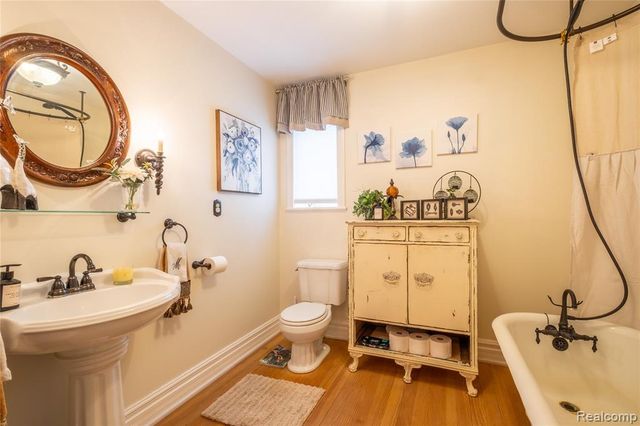 208 W Rockwell Street, Fenton, MI 48430