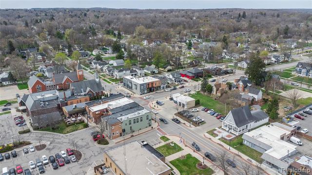 208 W Rockwell Street, Fenton, MI 48430