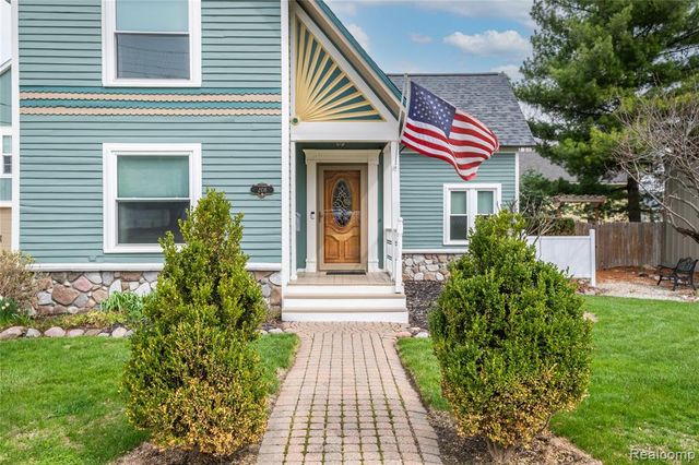 208 W Rockwell Street, Fenton, MI 48430