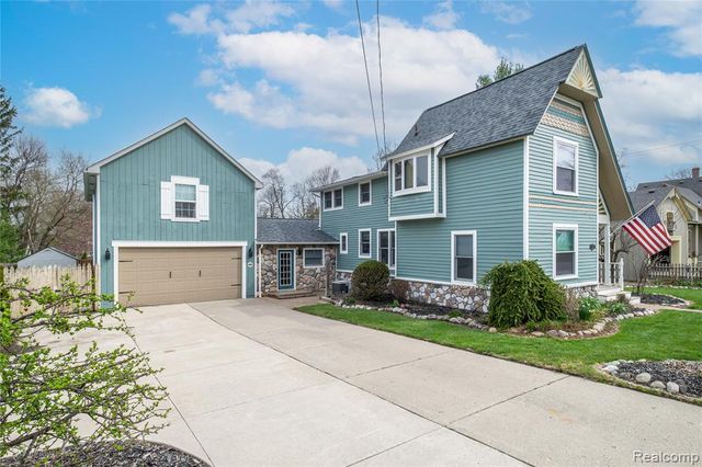 208 W Rockwell Street, Fenton, MI 48430