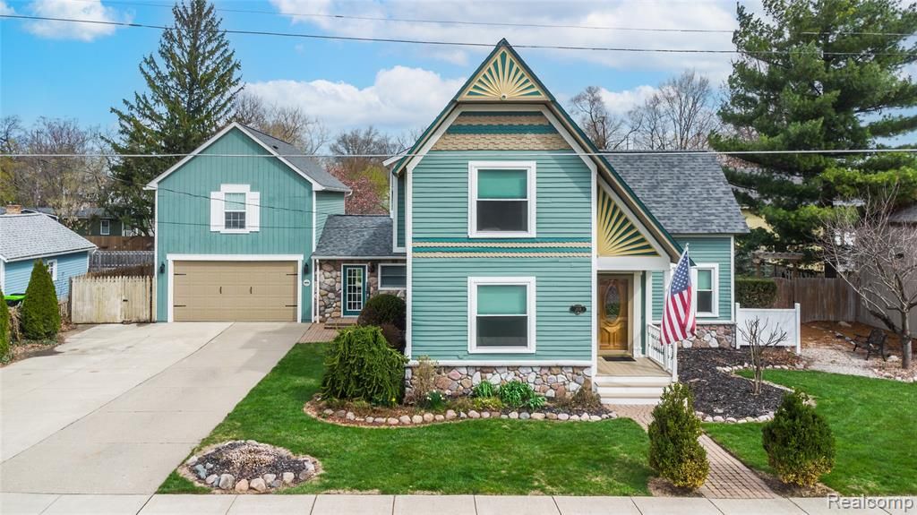 208 W Rockwell Street, Fenton, MI 48430