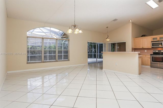 19340 NW 8th St, Pembroke Pines, FL 33029